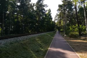 Ścieżka rowerowa wzdłuż nasypu kolejki wąskotorowej zdjęcie Zbigniew Pasieka blog SunSeasons24